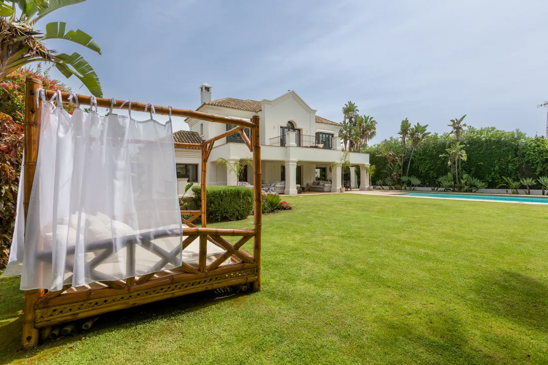 Luxury Villa in Guadalmina Baja, 200m from the Beach image 2