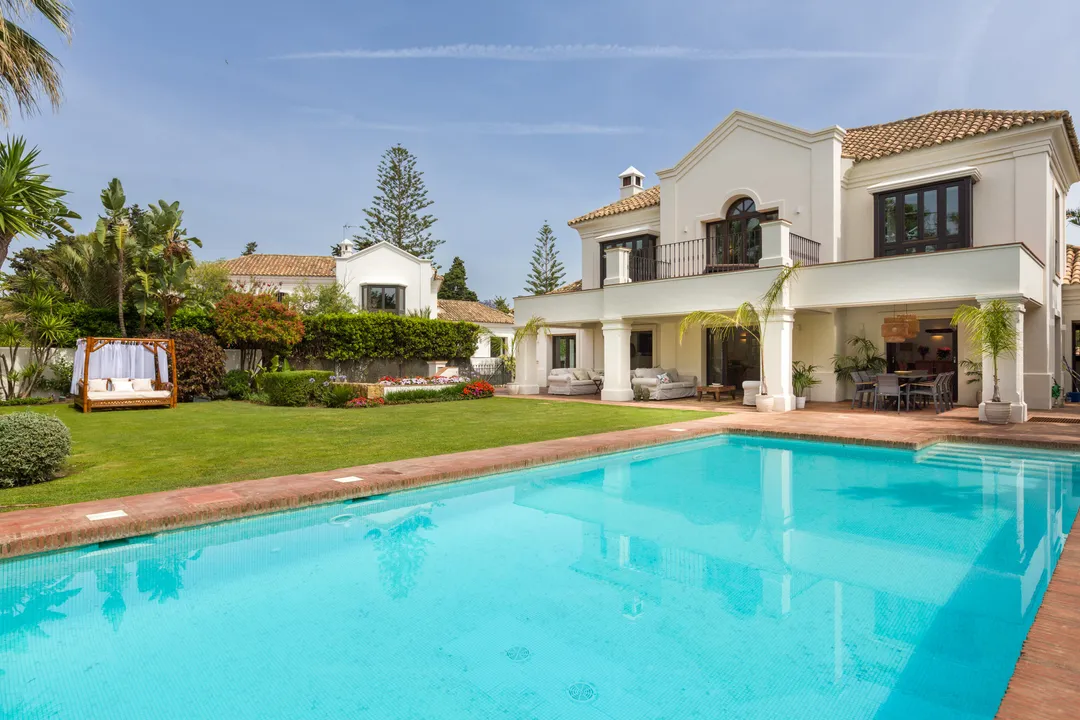 Luxury Villa in Guadalmina Baja, 200m from the Beach image 3