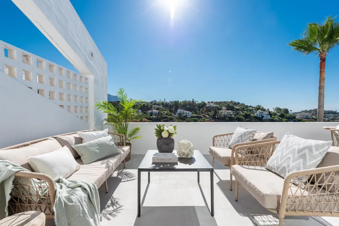 Elegant Renovated Apartment with Terrace and Views in La Quinta image 3