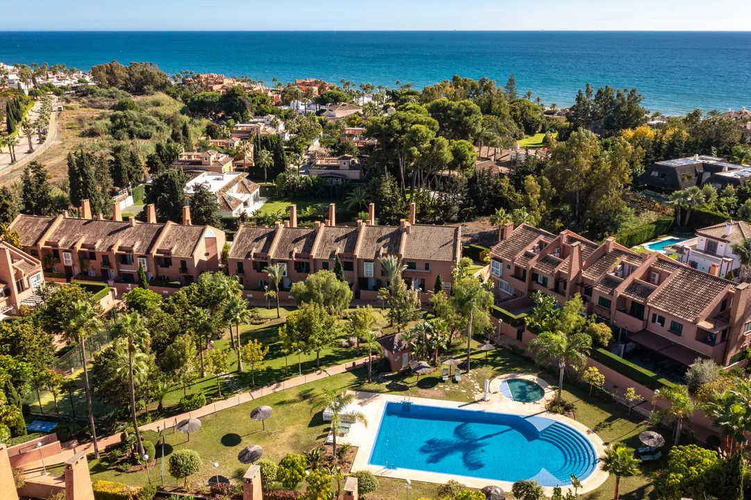 Encantadora Casa Adosada con Jardín Privado y Vistas al Atardecer en Los Monteros image 0