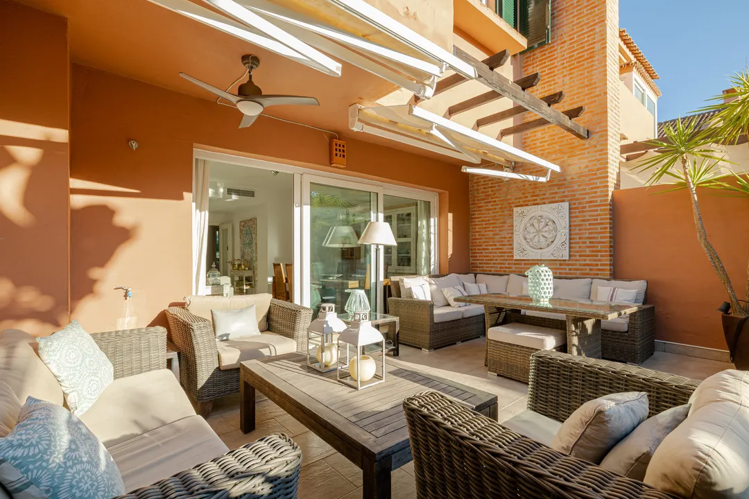 Encantadora Casa Adosada con Jardín Privado y Vistas al Atardecer en Los Monteros image 2