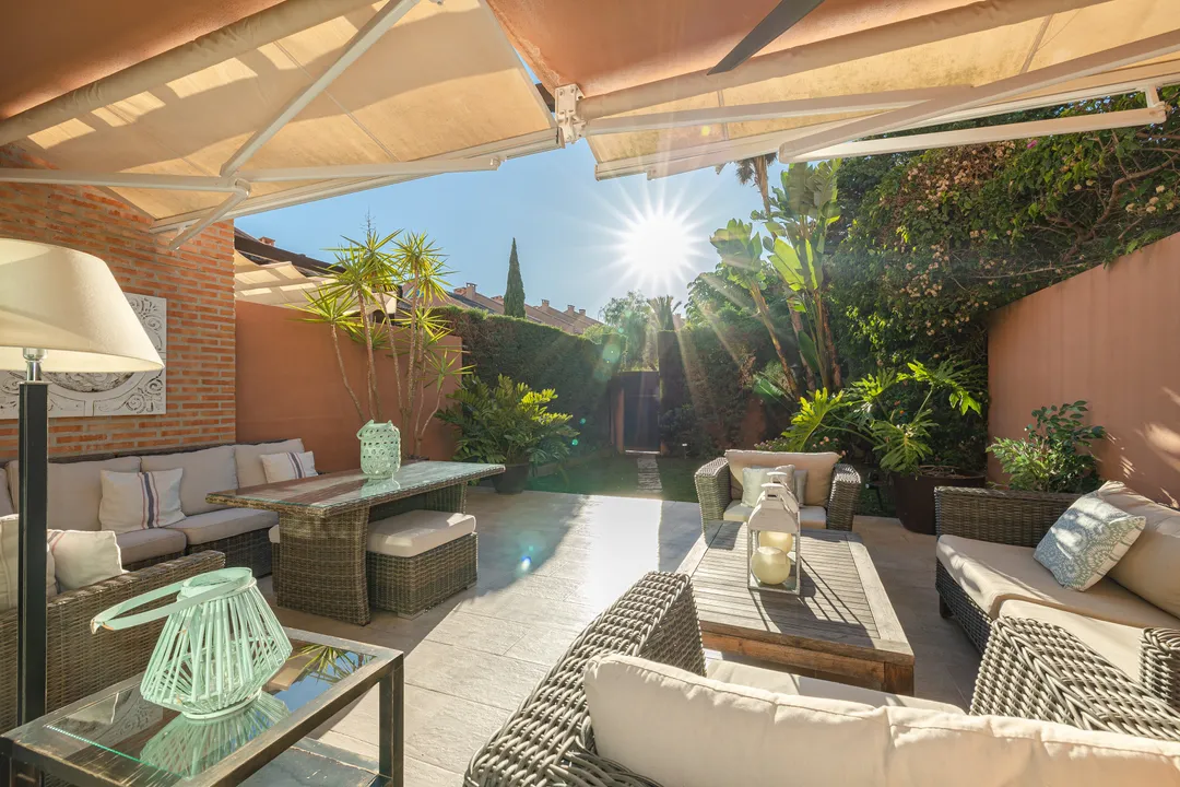 Encantadora Casa Adosada con Jardín Privado y Vistas al Atardecer en Los Monteros image 3