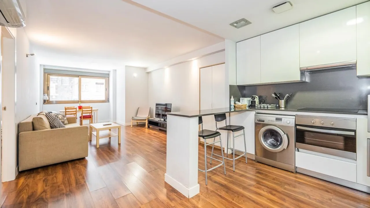 Elegant 1-bedroom apartment in Hispanoamérica, Chamartín image 0
