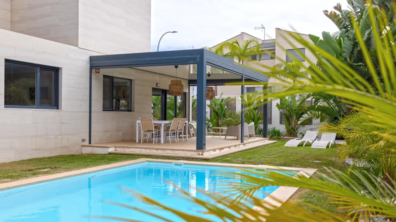 New Chalet 5 Minutes from La Barrosa with Garden and Pool image 0