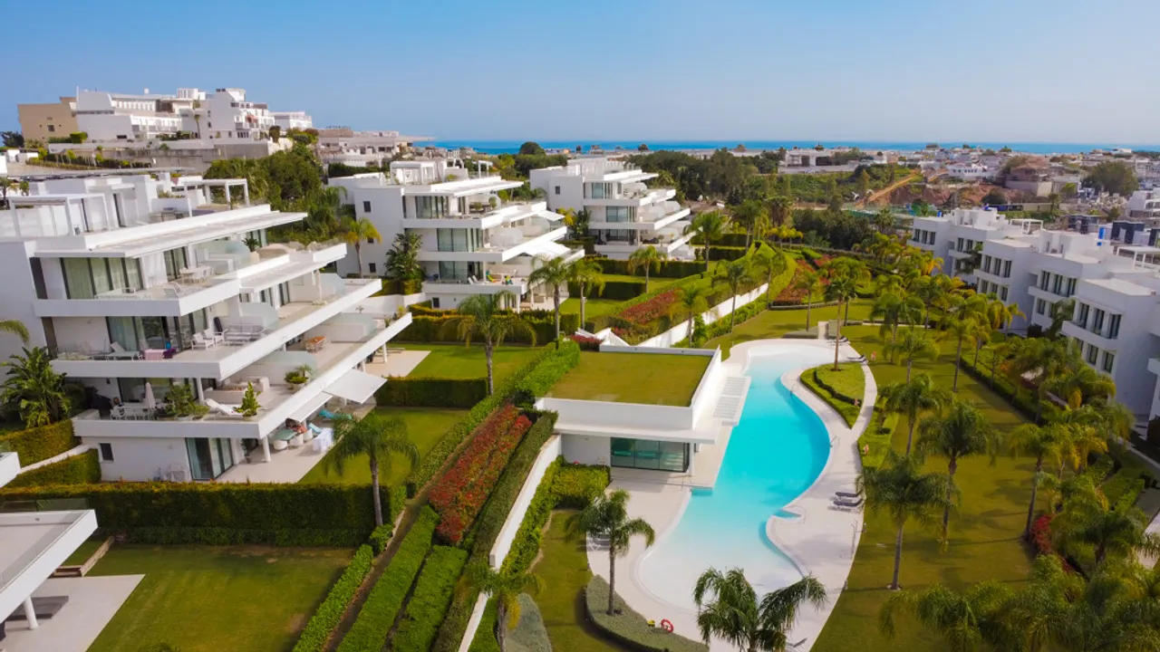 Lujo y Comodidad en Estepona: Amplio Apartamento con Terraza y Jardín Privativo image 0