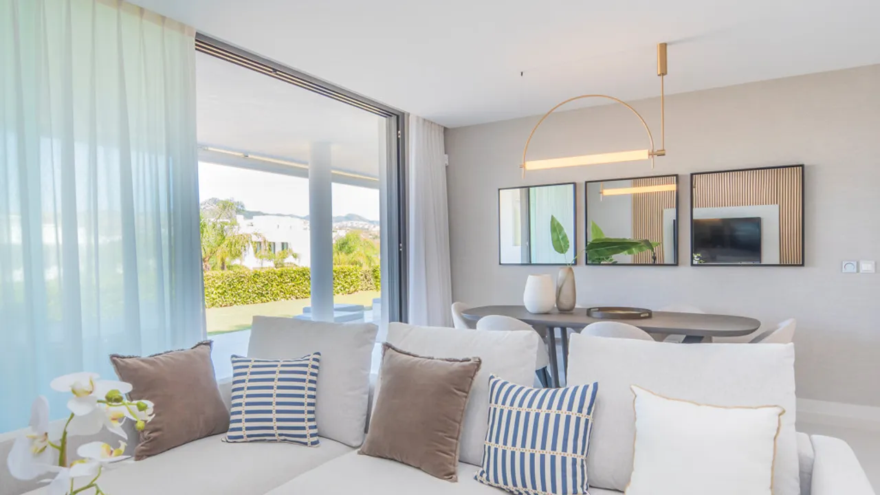 Lujo y Comodidad en Estepona: Amplio Apartamento con Terraza y Jardín Privativo image 1