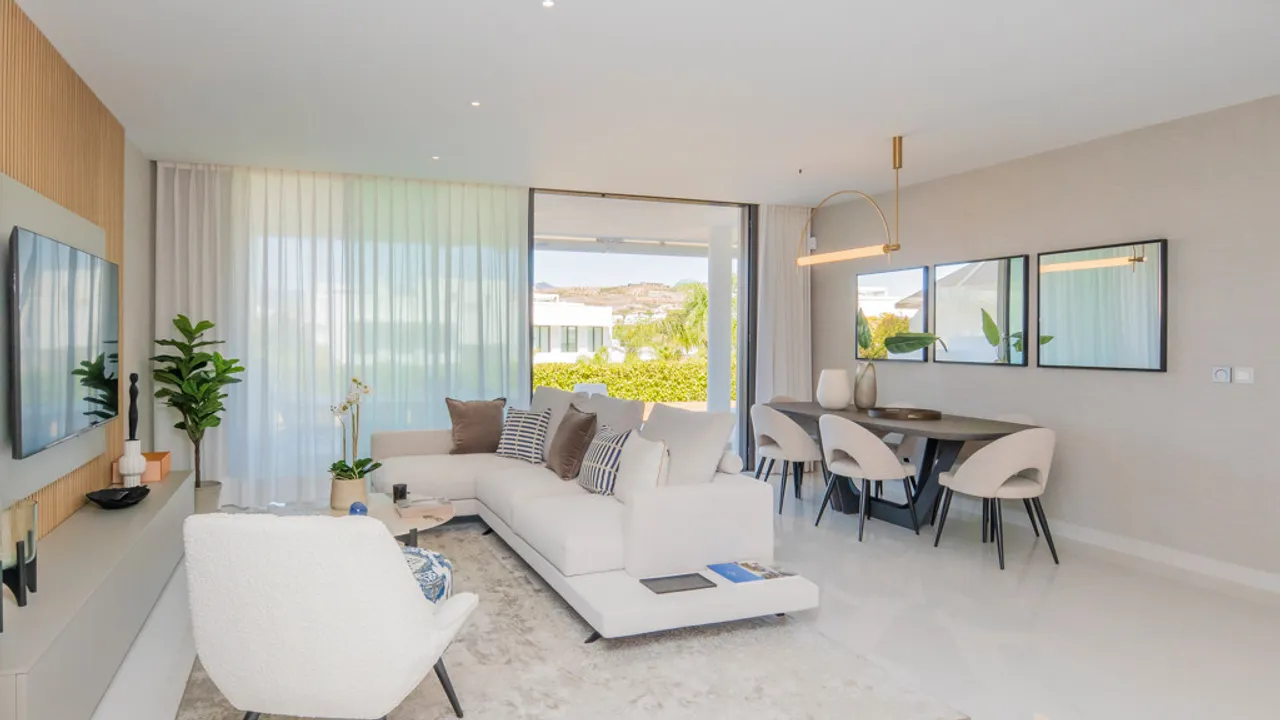 Lujo y Comodidad en Estepona: Amplio Apartamento con Terraza y Jardín Privativo image 2