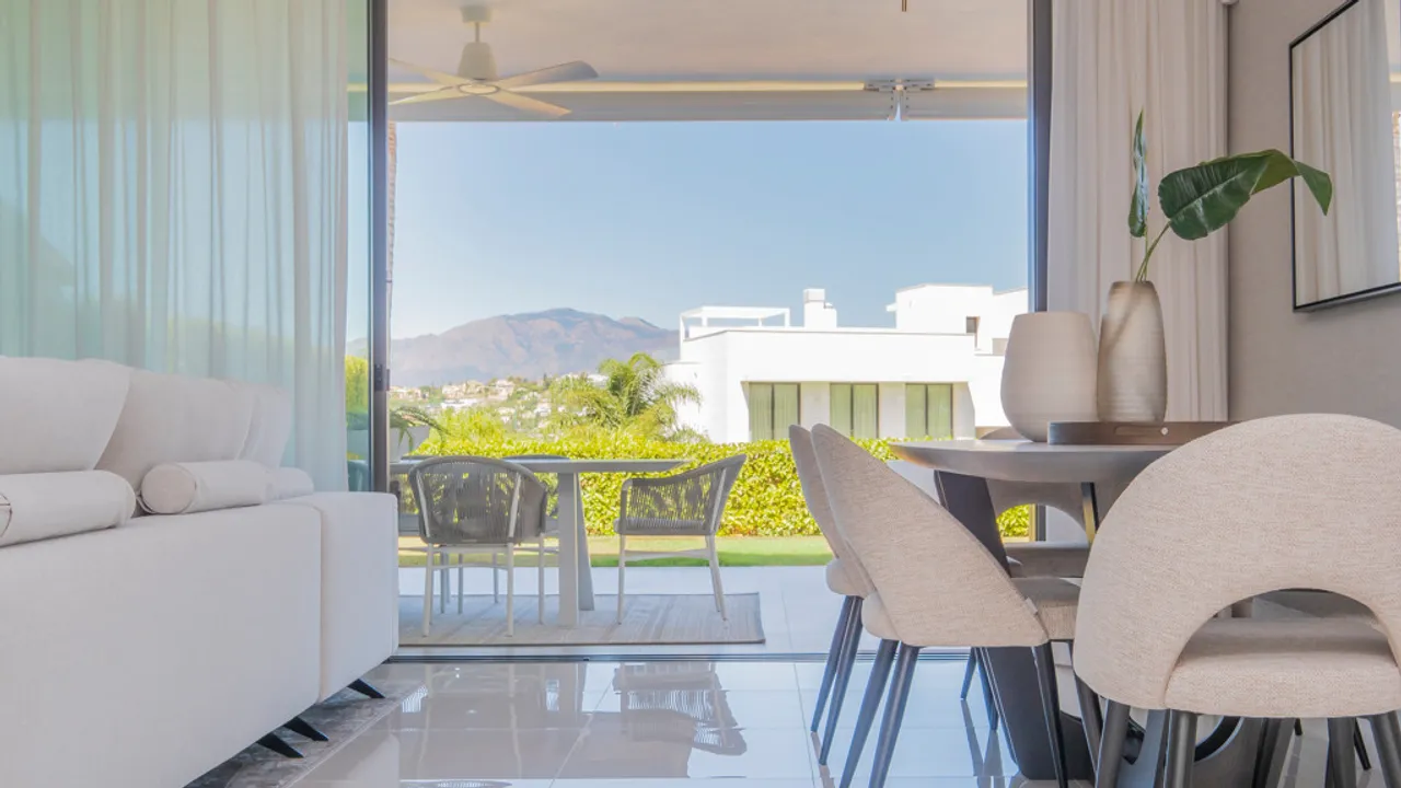 Lujo y Comodidad en Estepona: Amplio Apartamento con Terraza y Jardín Privativo image 3