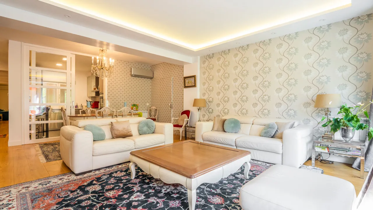 Spacious exterior apartment in Salamanca with terrace and garage image 0