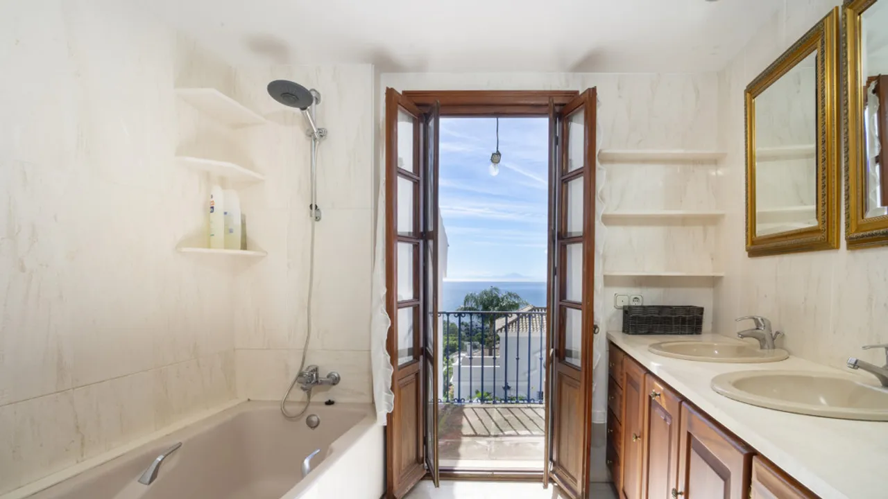 Villa Espectacular con Vistas al Mar en Estepona image 3