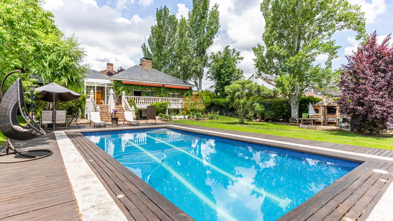 Chalet Esquinero with Pool and Paddle Court in Villafranca image 0