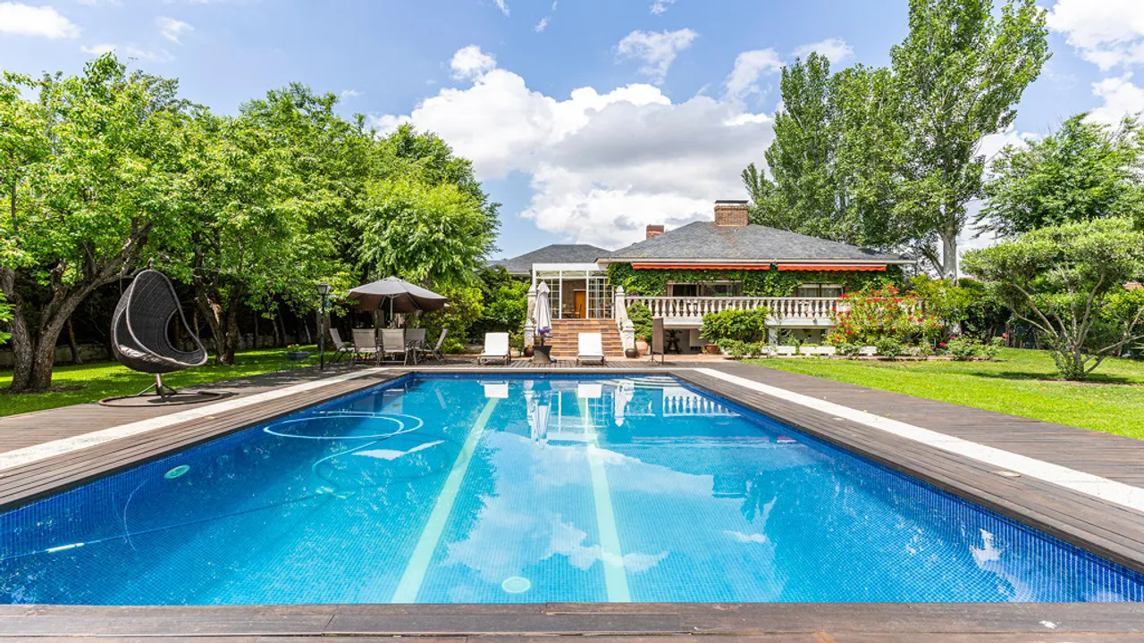 Chalet Esquinero with Pool and Paddle Court in Villafranca image 1