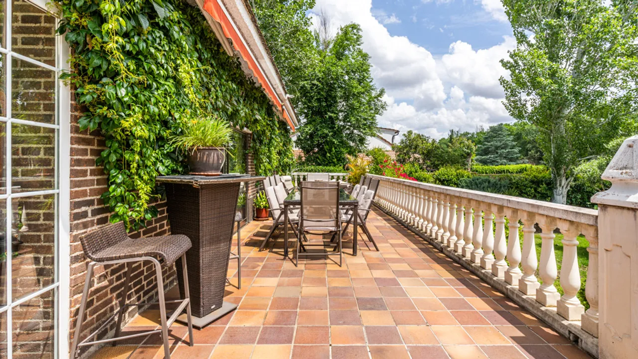 Chalet Esquinero with Pool and Paddle Court in Villafranca image 3