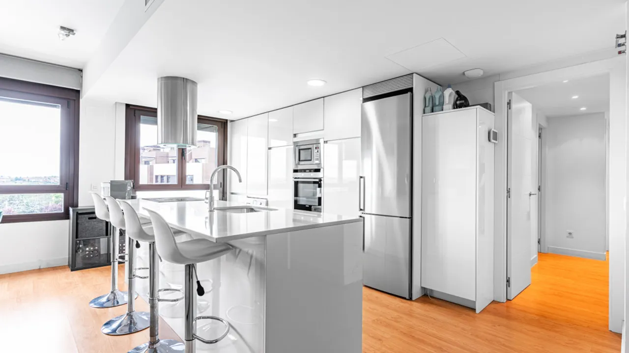 Impeccable 3-Bedroom Apartment in Luxury Urbanization, Aravaca image 0