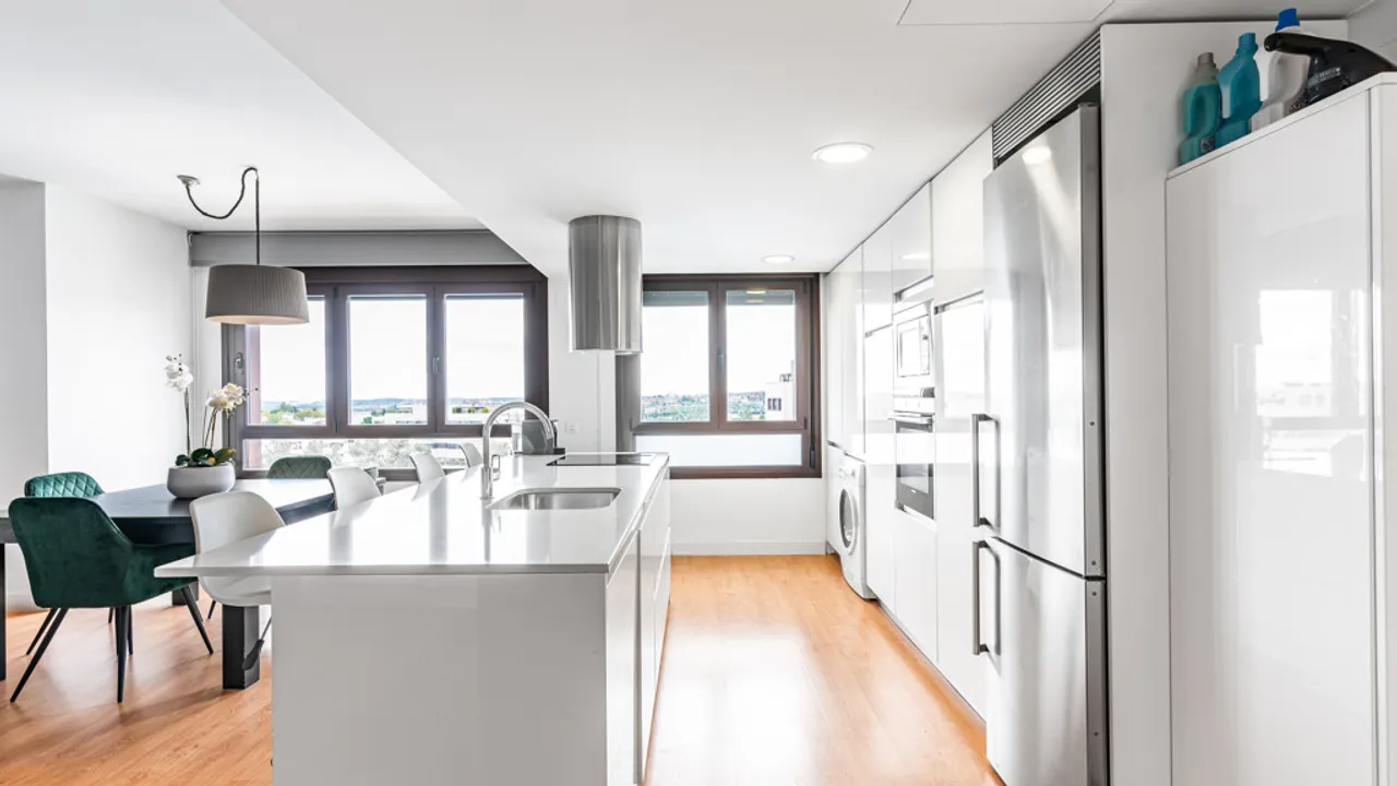 Impeccable 3-Bedroom Apartment in Luxury Urbanization, Aravaca image 1