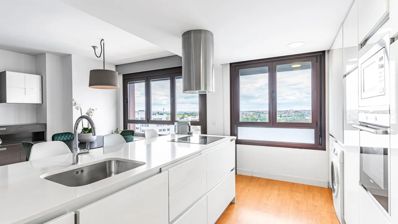 Impeccable 3-Bedroom Apartment in Luxury Urbanization, Aravaca image 2