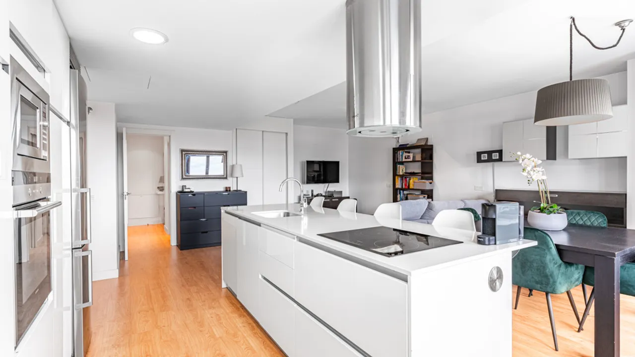 Impeccable 3-Bedroom Apartment in Luxury Urbanization, Aravaca image 3