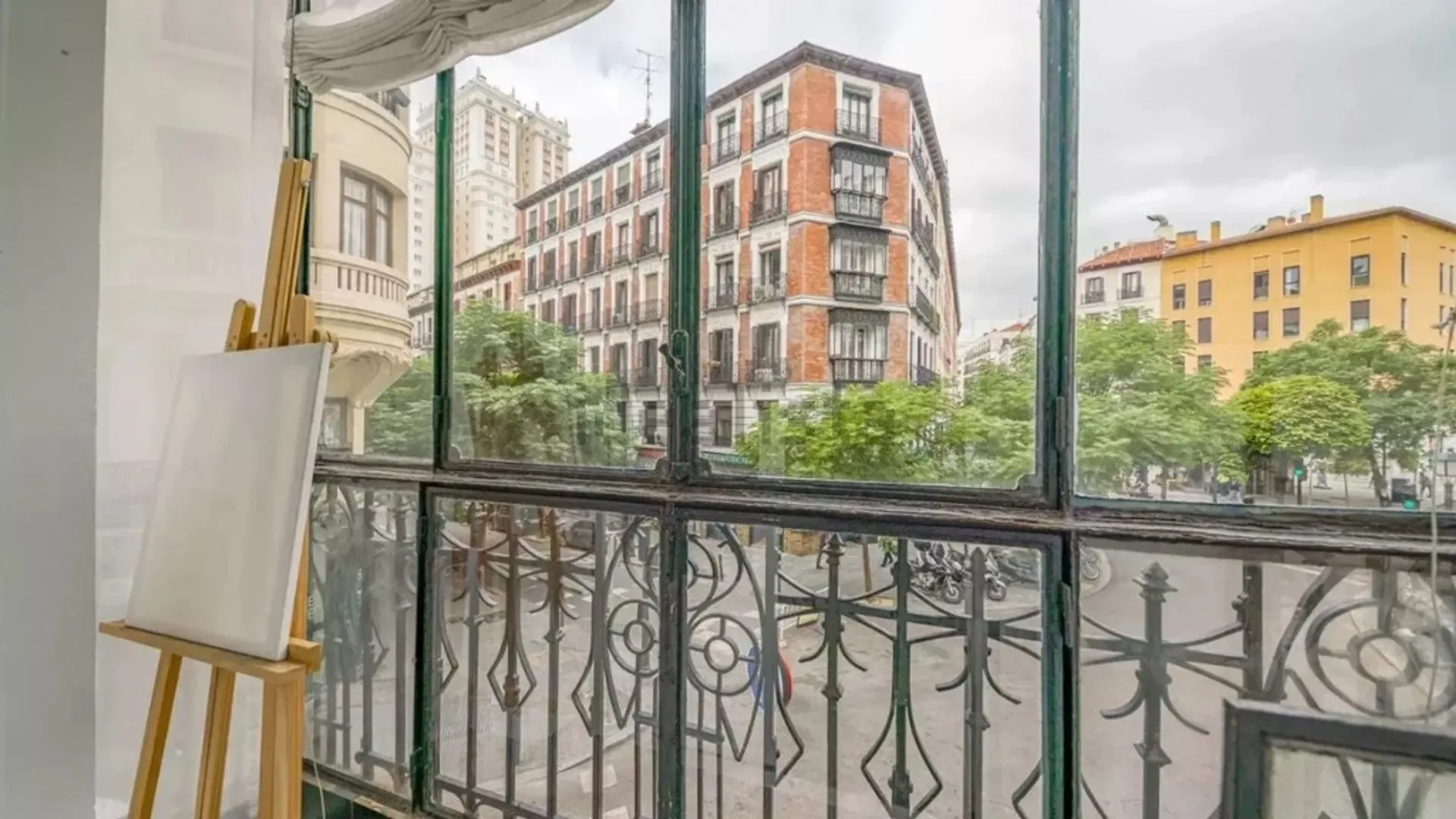 Amplia Propiedad Dual en el Corazón de Madrid
