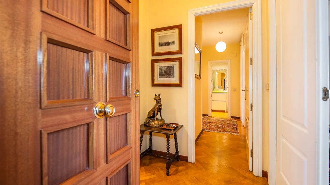 Elegant bright apartment with 4 bedrooms in Castilla, Madrid image 0