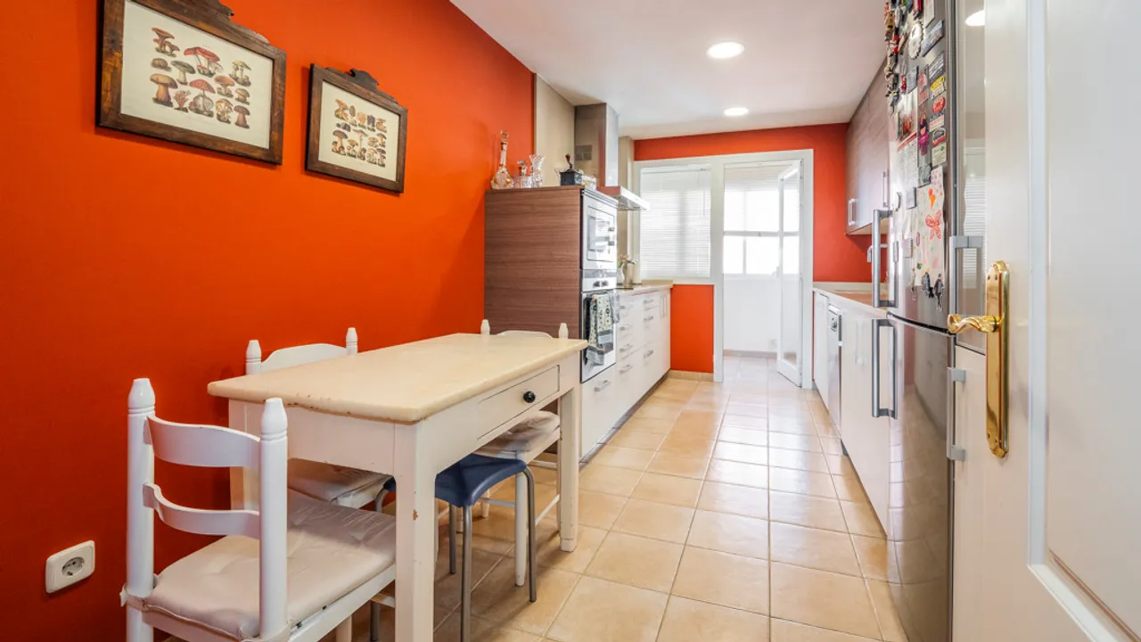 Elegant bright apartment with 4 bedrooms in Castilla, Madrid image 1