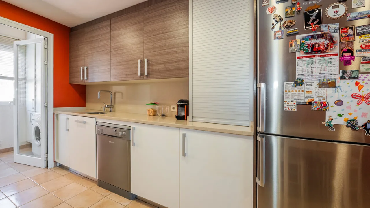 Elegant bright apartment with 4 bedrooms in Castilla, Madrid image 2