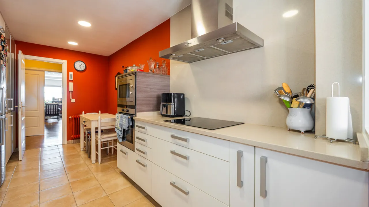 Elegant bright apartment with 4 bedrooms in Castilla, Madrid image 3