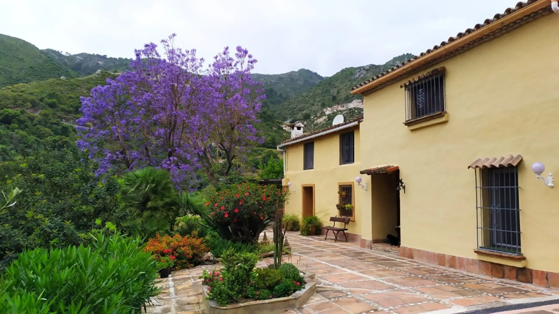 Imagen 1 de Chalet Independiente con Jardín en Ojén Marbella