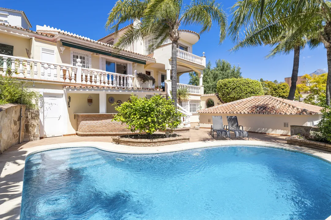 Independent Villa with 5 Bedrooms, Garden, Sauna, and Jacuzzi in the Center image 0