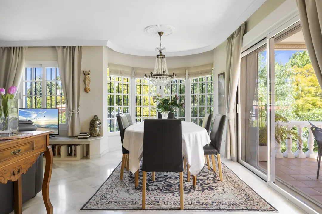 Independent Villa with 5 Bedrooms, Garden, Sauna, and Jacuzzi in the Center image 1