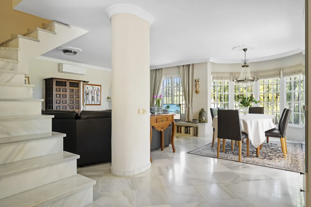 Independent Villa with 5 Bedrooms, Garden, Sauna, and Jacuzzi in the Center image 2