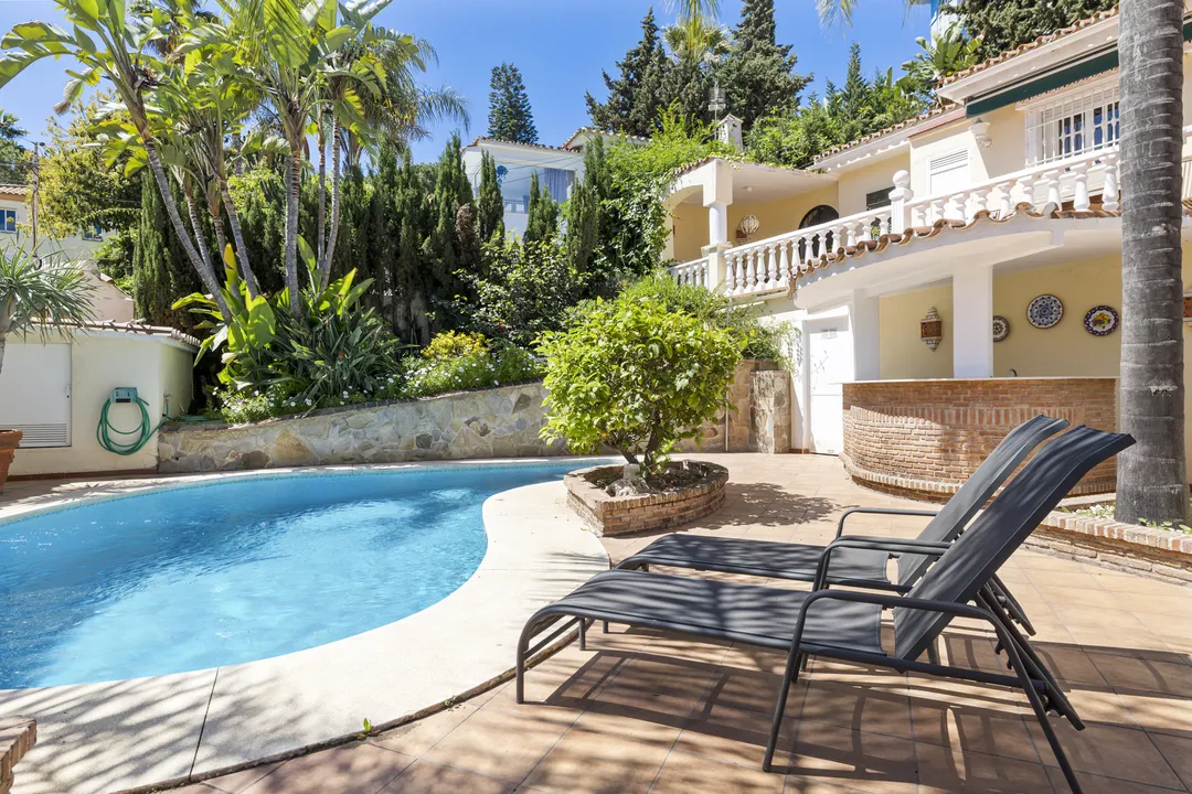Independent Villa with 5 Bedrooms, Garden, Sauna, and Jacuzzi in the Center image 3
