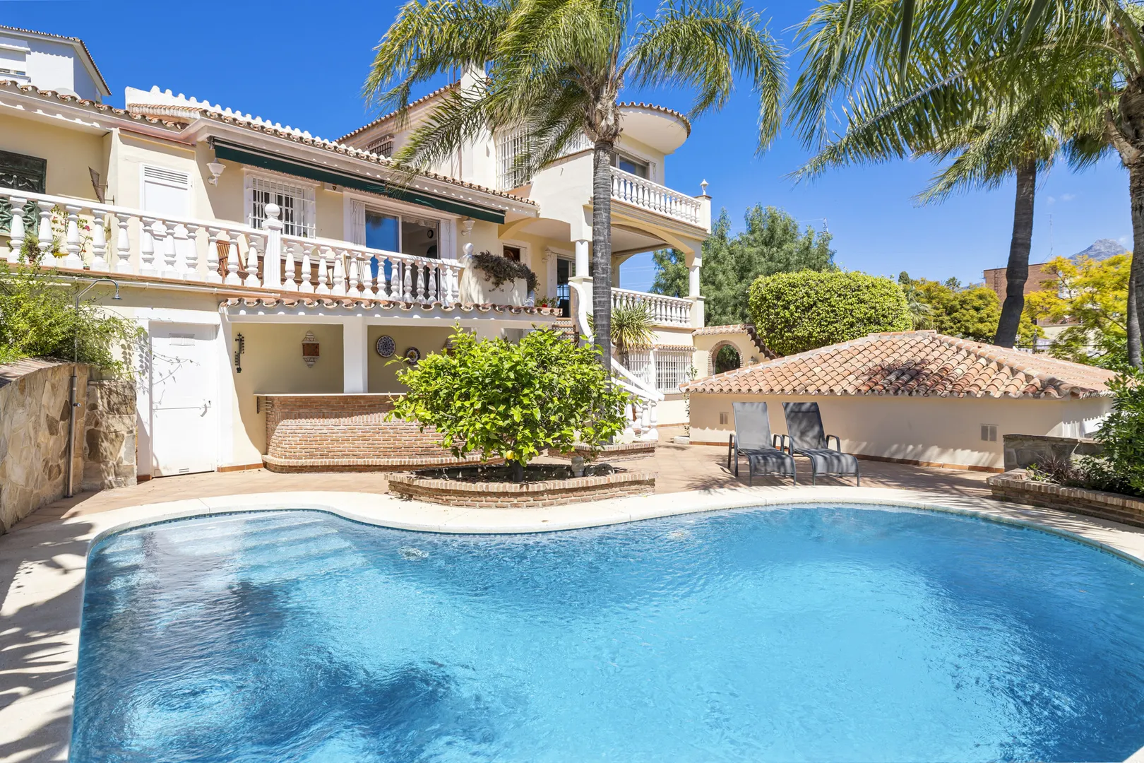 Independent Villa with 5 Bedrooms, Garden, Sauna, and Jacuzzi in the Center