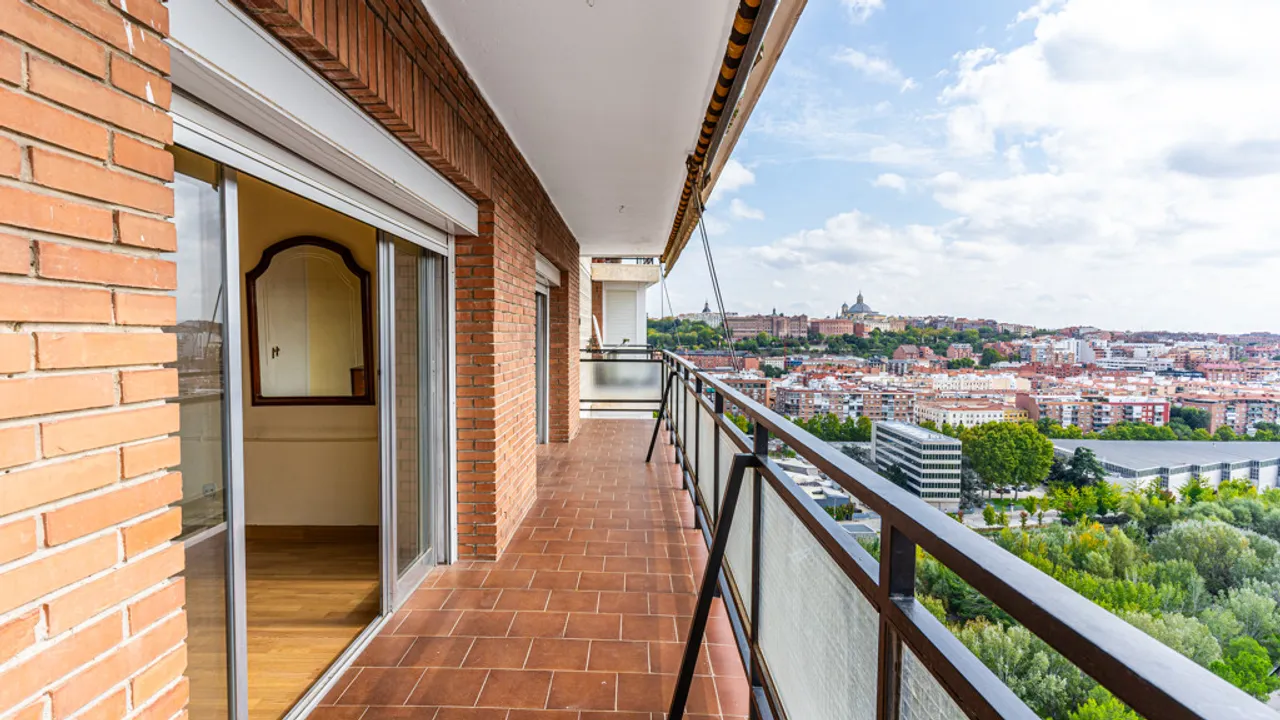 Luxury Apartment with Views in Madrid Río image 1
