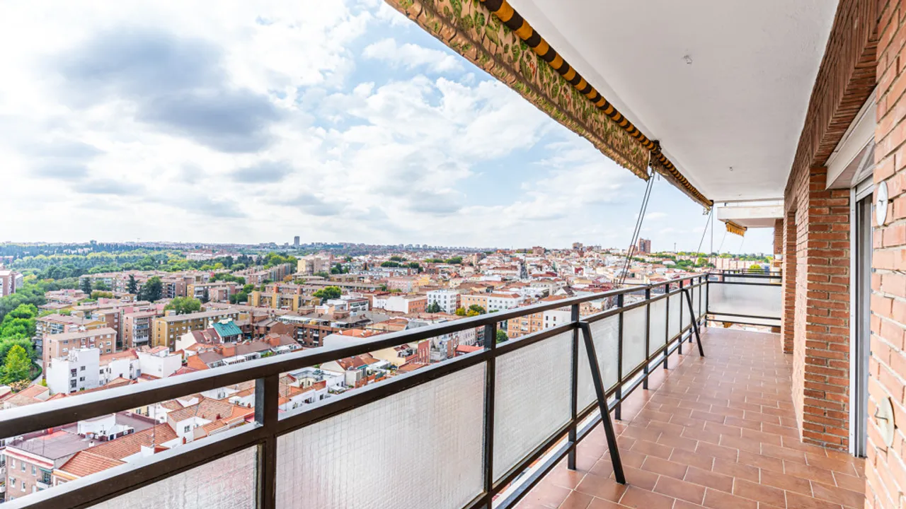 Luxury Apartment with Views in Madrid Río image 2