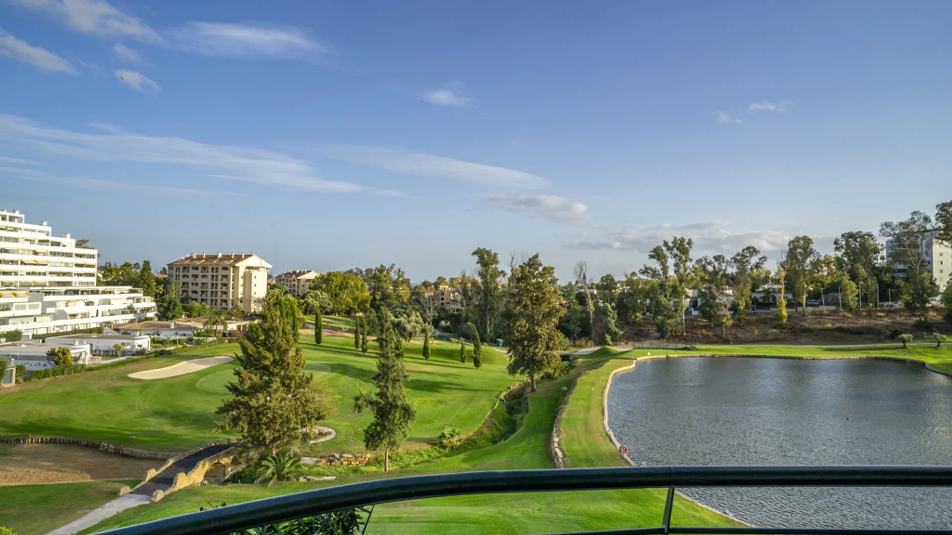 Lujo y Vistas en Guadalmina: Apartamento Reformado con 3 Dormitorios