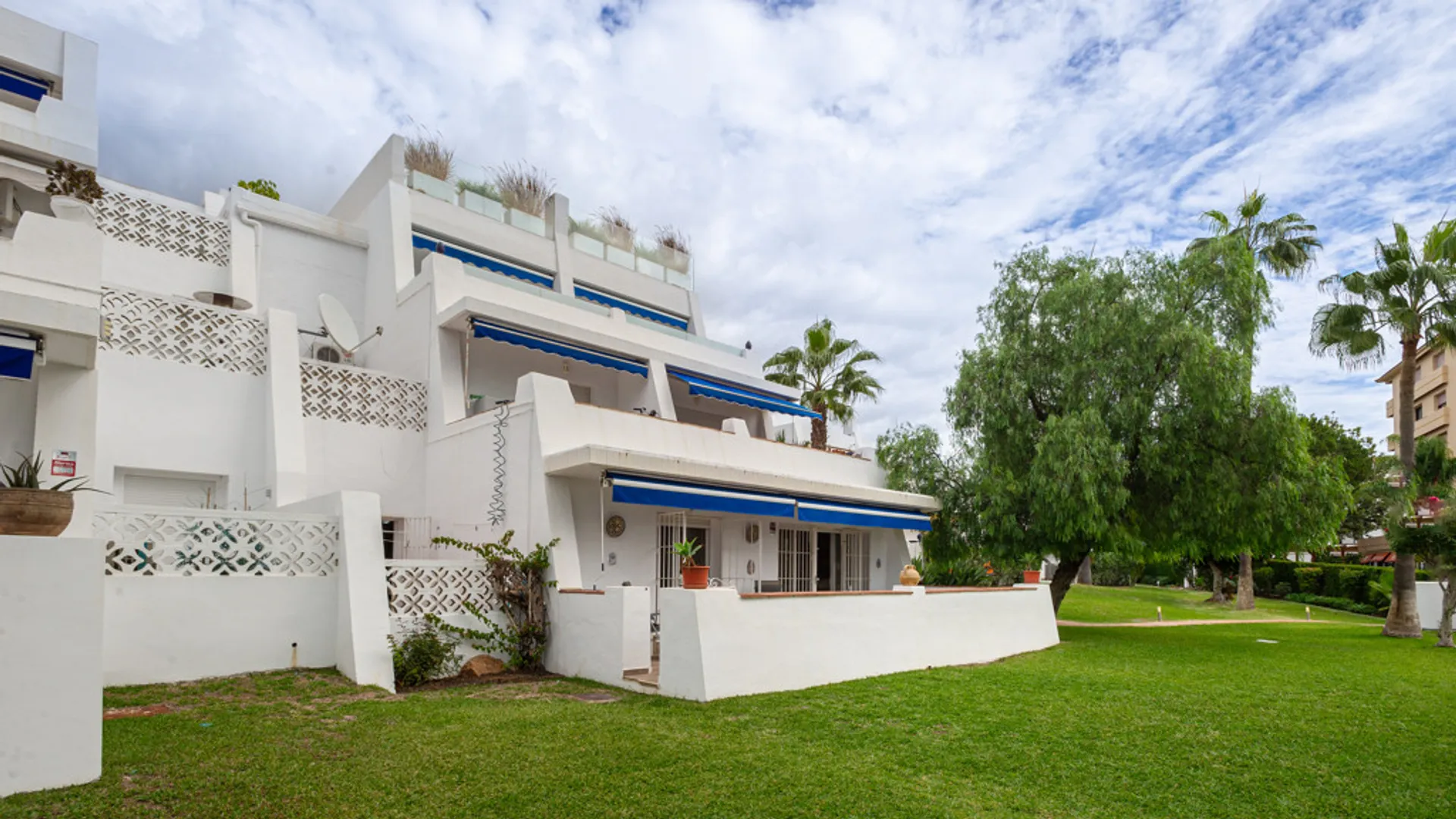 Imagen 1 de Bajo Elegante en Nueva Andalucía con Jardín y Piscina
