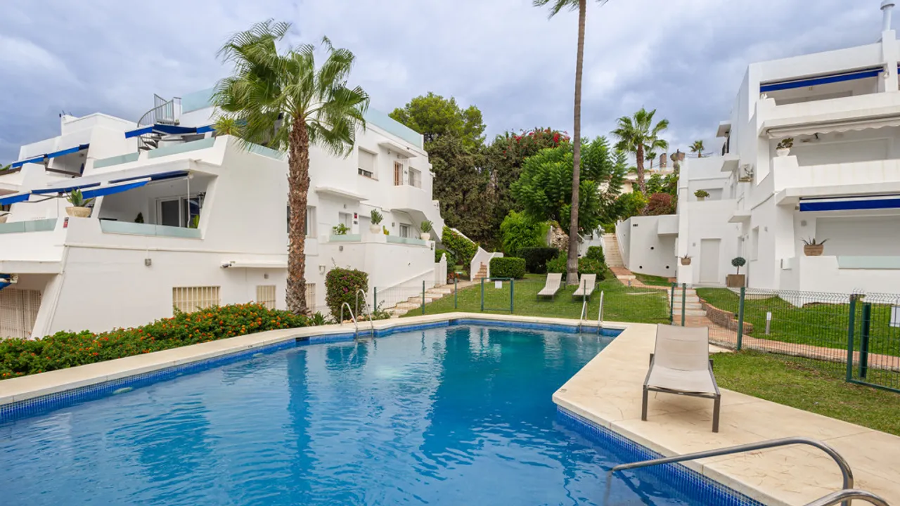 Bajo Elegante en Nueva Andalucía con Jardín y Piscina image 1
