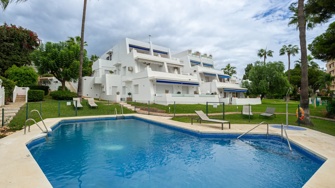 Bajo Elegante en Nueva Andalucía con Jardín y Piscina image 2