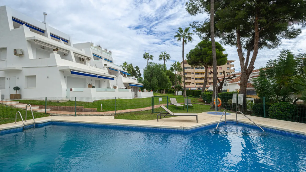 Bajo Elegante en Nueva Andalucía con Jardín y Piscina image 3