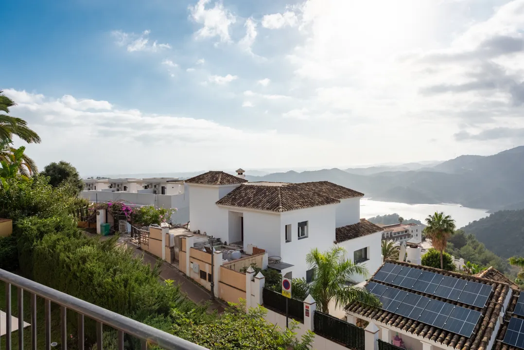 Luxury Villa with Panoramic Views in Marbella image 3