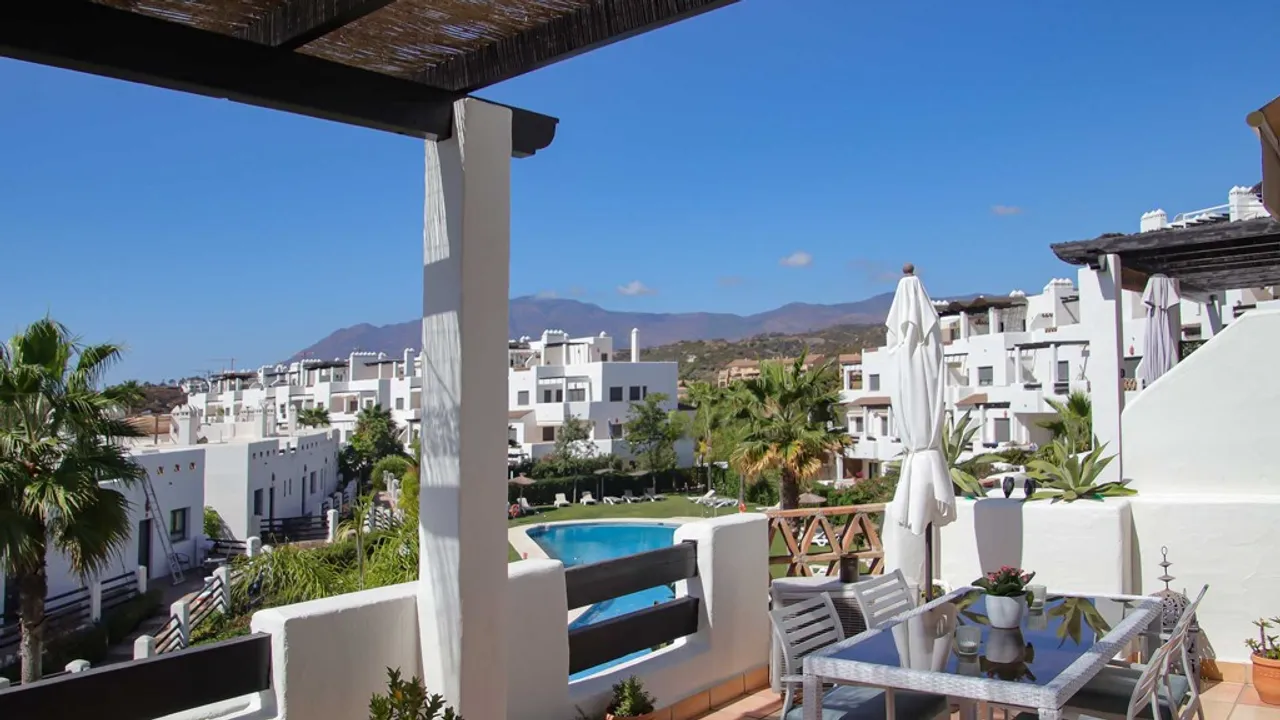 Lujo en Sunset Golf: Apartamento 2D/2B con Terraza Privada image 1