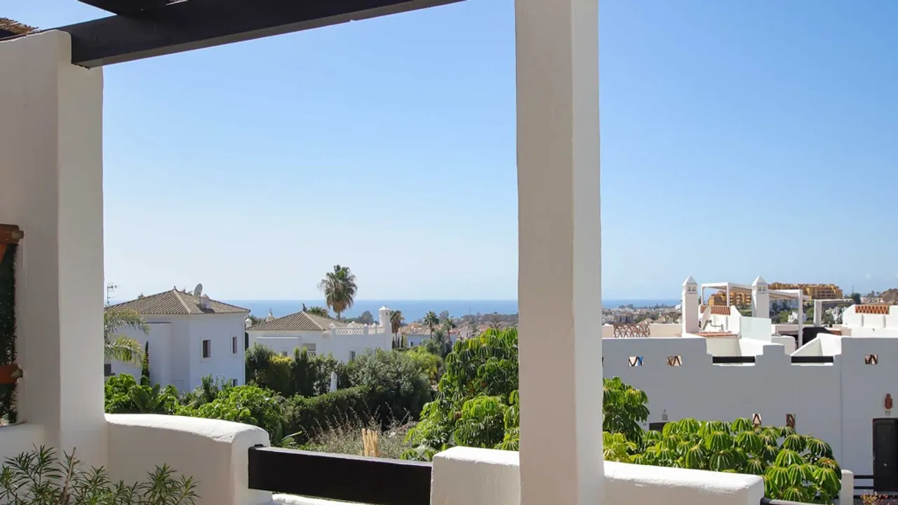 Lujo en Sunset Golf: Apartamento 2D/2B con Terraza Privada image 2