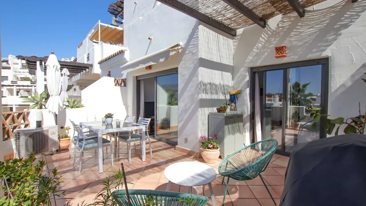 Lujo en Sunset Golf: Apartamento 2D/2B con Terraza Privada image 3