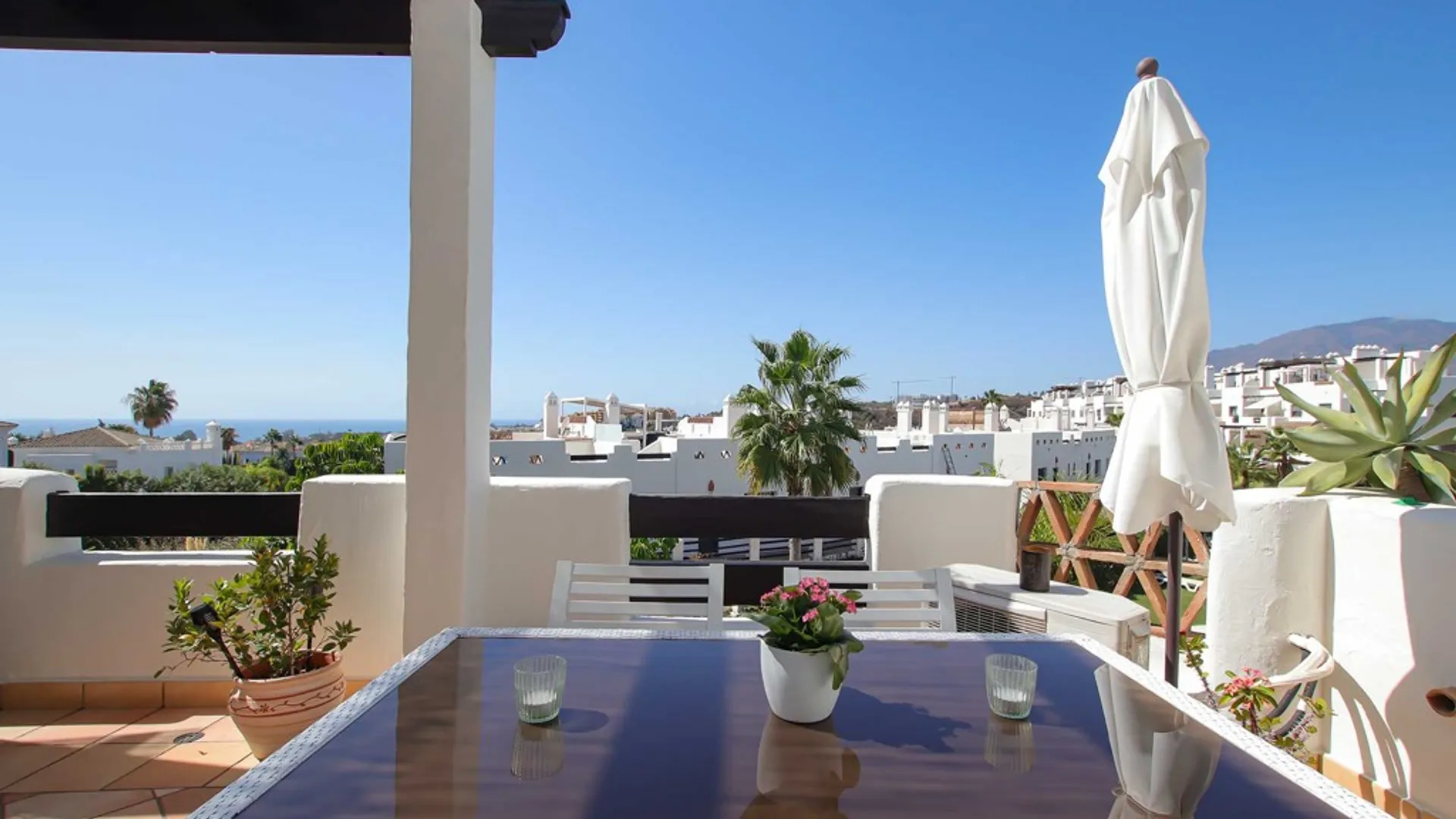 Lujo en Sunset Golf: Apartamento 2D/2B con Terraza Privada