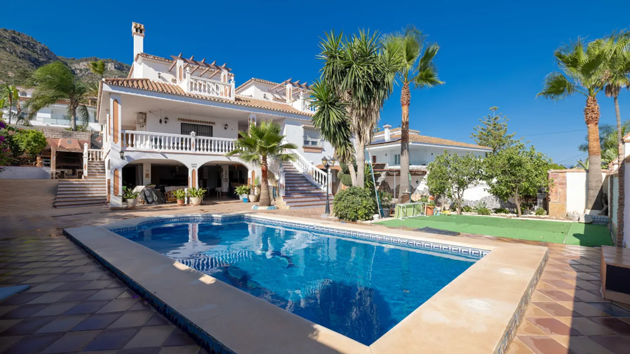 Luxury Chalet with Pool and Bungalow in Alhaurín de la Torre image 1