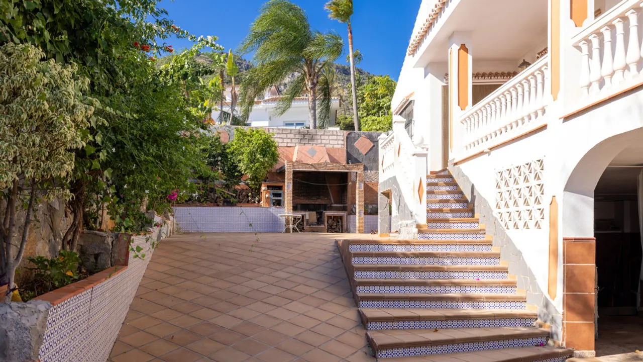 Luxury Chalet with Pool and Bungalow in Alhaurín de la Torre image 2