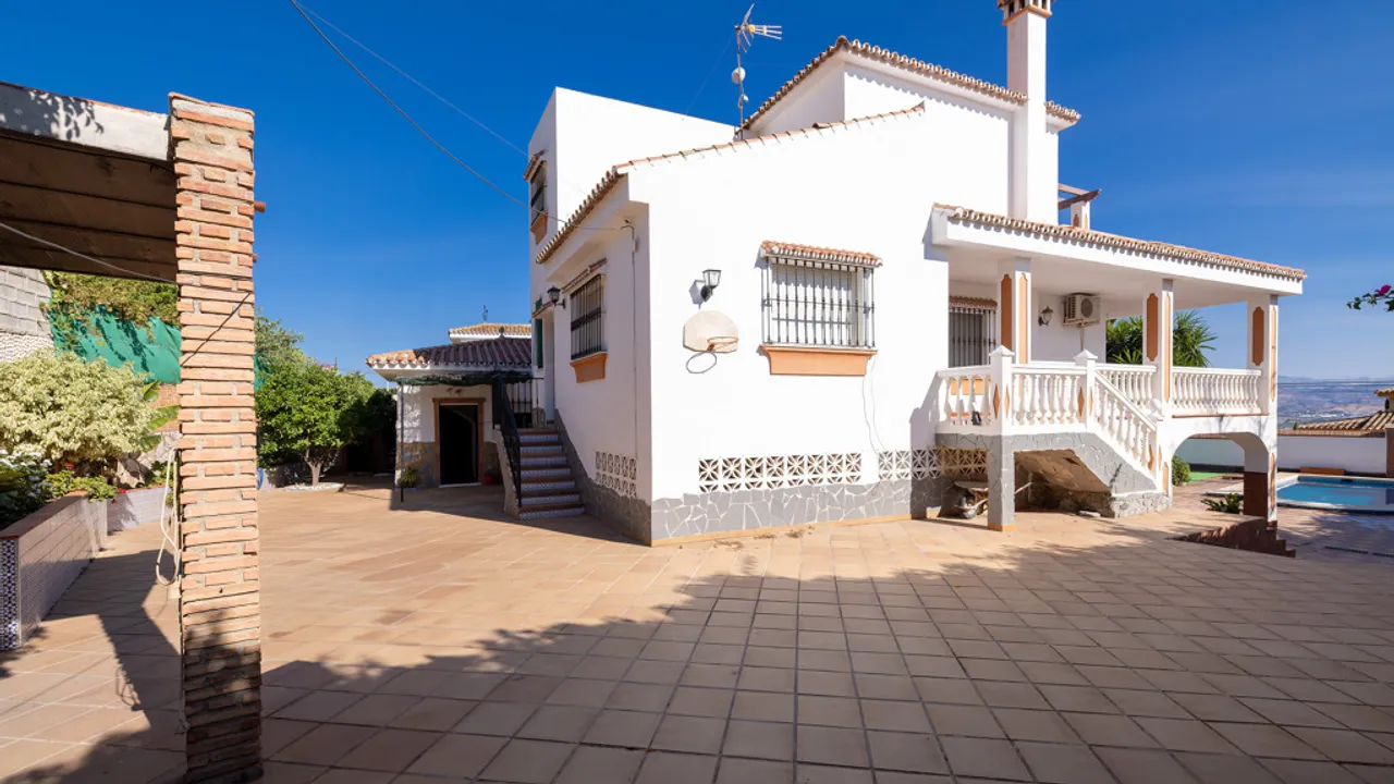 Luxury Chalet with Pool and Bungalow in Alhaurín de la Torre image 3
