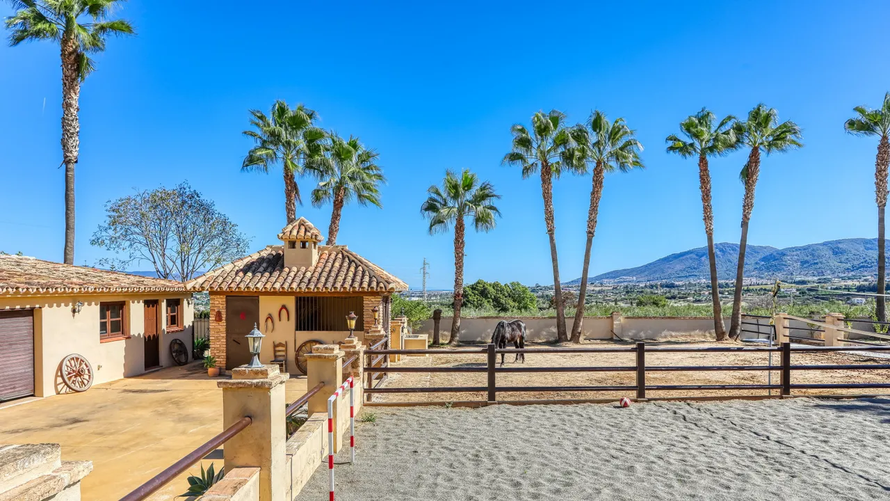 Private Estate with Spectacular Views and Pool in Alhaurín de la Torre image 0