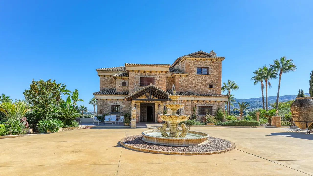 Private Estate with Spectacular Views and Pool in Alhaurín de la Torre image 1