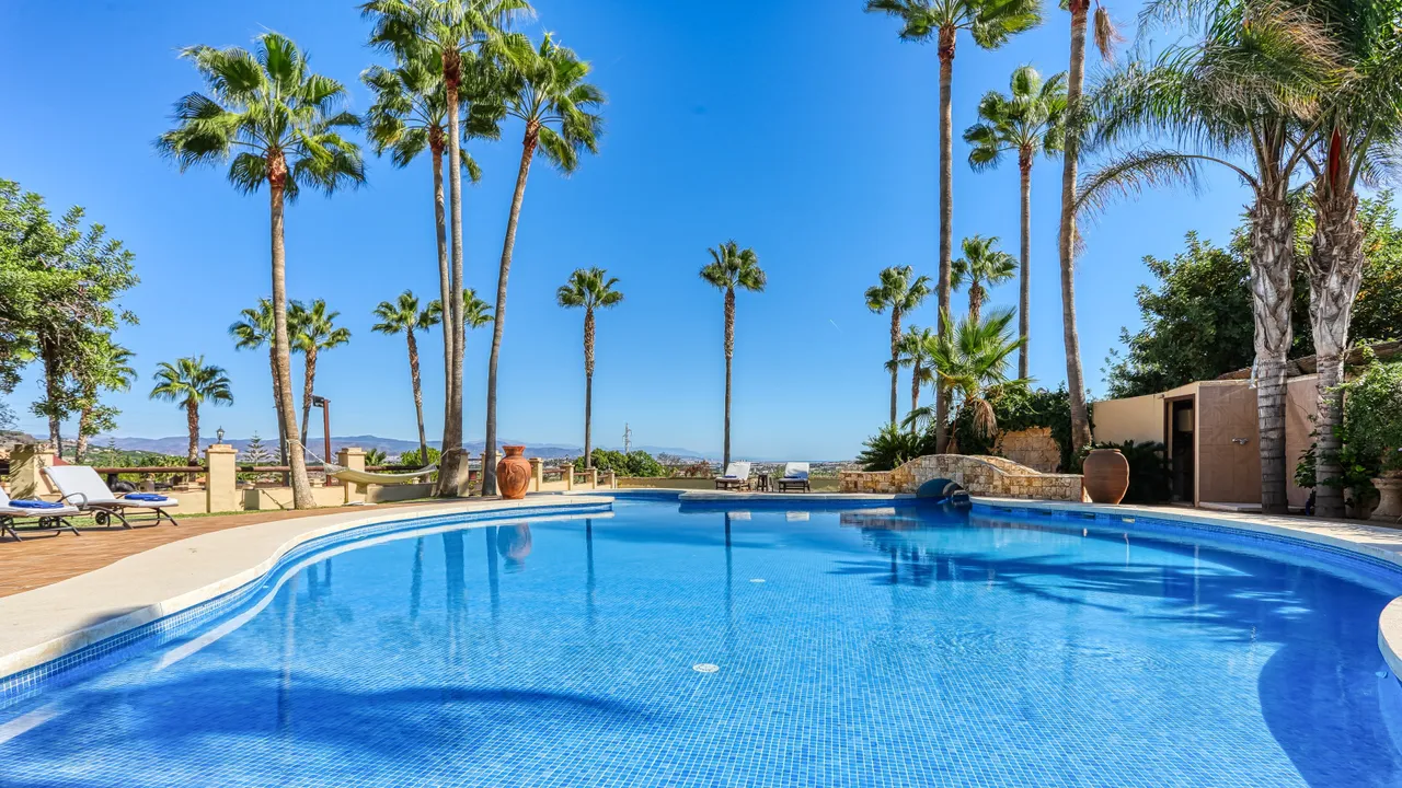 Private Estate with Spectacular Views and Pool in Alhaurín de la Torre image 2